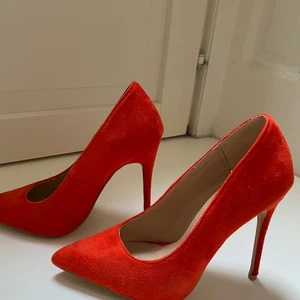 Röda klackskor - Helt oanvända röda klackskor, i mocka. Strl 36/37 