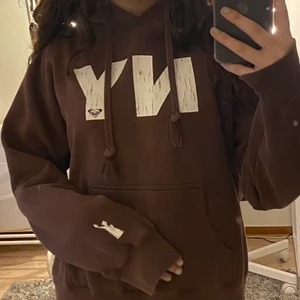 Brun hoodie  - En brun hoodie i storlek L, liten i storleken så passar S, använd några gånger men i fint skick, står ”NY” på framsidan,  en bild på frihetsgudinnan vid armen, och står ”roxy” som ett liten märke baktill, ganska hårt material men välidgt fin, med ficka och luva🤎