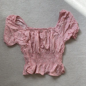 Blommig topp - Blommig blus från chiquelle i storlek M!