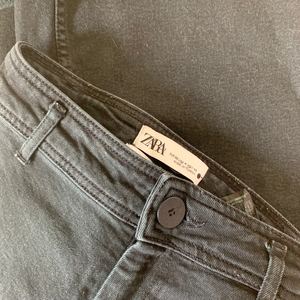 Super vackra jeans som formar kroppen jättefint. Högmidjade och lite slitningar längst ner. Köparen står för frakt . Jeans & Byxor.