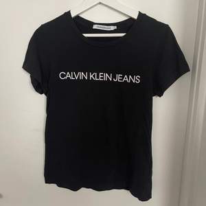 Svart T-shirt från Calvin Klein i storlek S