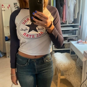 Converse Tisha - As najs Converse tröja köpt på barnavdelningen! Står storlek 152cm men passar mig som är en M men antagligen bäst på en XS/S💕 