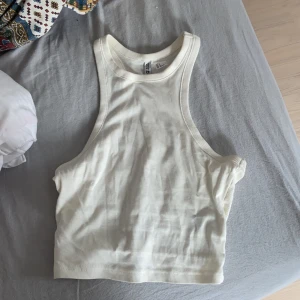 Hm - Säljer mitt ribbade crema vita linne, det är i storlek S. Säljer för 60kr frakt ingår. Det är lite genomskinligt