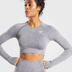 Grå croptop från gymshark  - Gymshark croptop i strl M, passar även S! Lite sliten vid ärmslutet (bild 3), därav det billiga priset🥰 Loggan vid nacken är lite sliten. Spårbar frakt 57kr💖