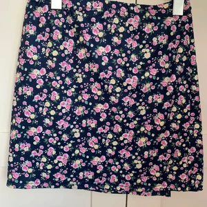 Kjol  - Jag säljer en blommig kjol från SHEIN jag säljer den för jag aldrig använt den jag köpte den för 60 kr och säljer för 40 kr köparen står för frakten 