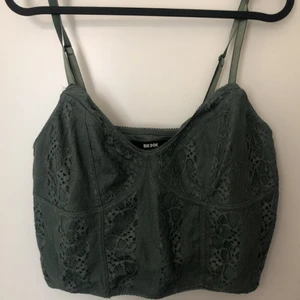 Linne från Bikbok, storlek L  - En grönt spetsig topp, super fin nu till sommaren 