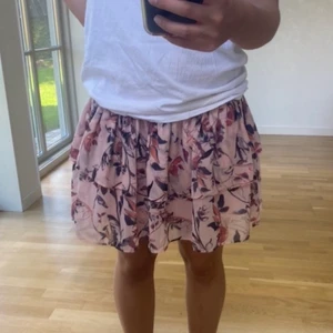 Rosa kjol - Jättesöt sommarkjol. Använd 2 gånger och vid jättebra skick.