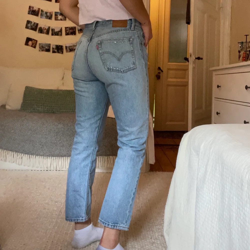 Otroligt fina Levis jeans som tyvärr inte passar mig längre :/💙🤍. Jeans & Byxor.