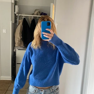 Blå stickad tröja - Superfin och skön blå stickad tröja från & Other Stories! Jättefint skick, sticks inte alls utan är jättesjuk o mysig! Köparen står för frakten.