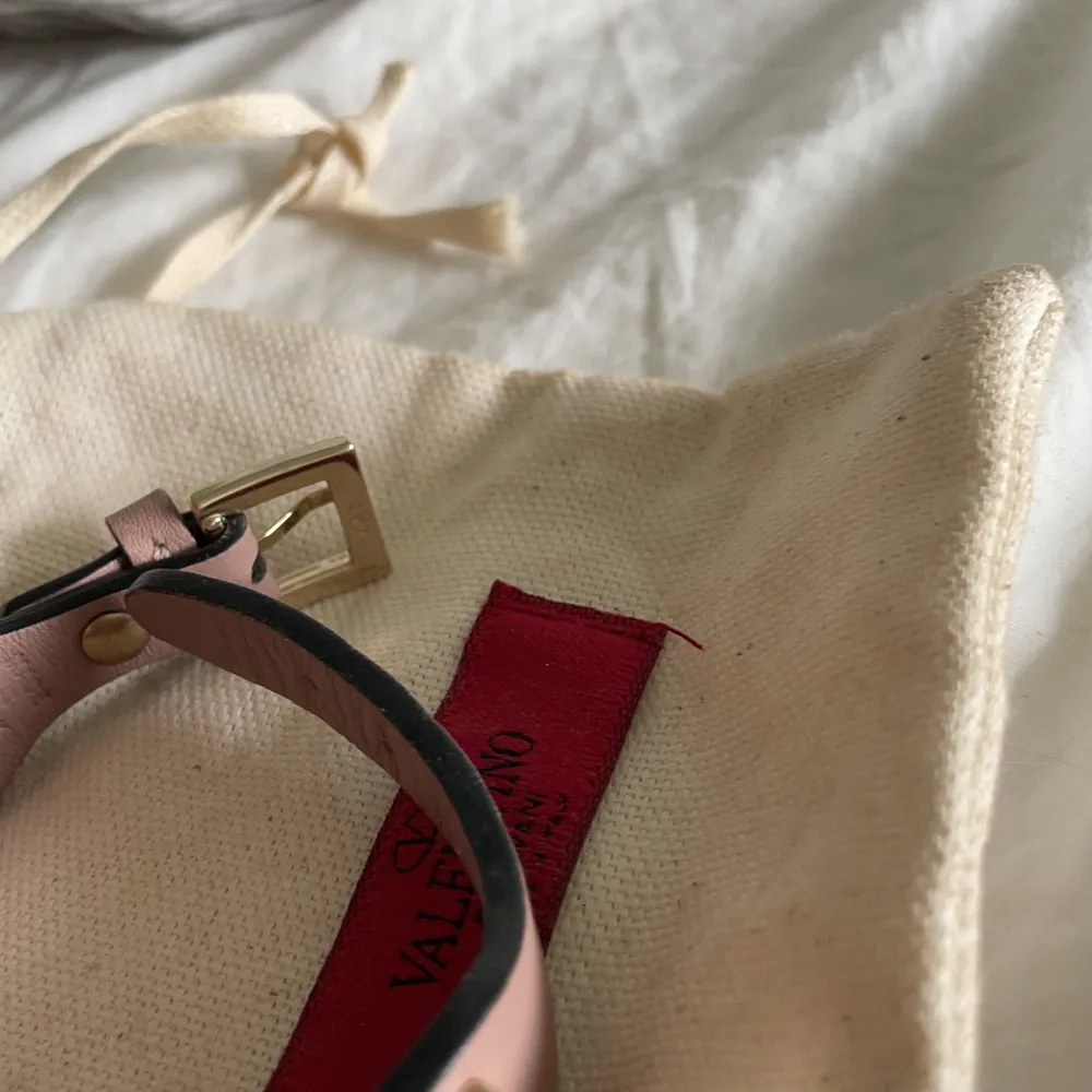 Säljer mitt älskade valentino armband. Inköpt i Milano 2019 men mycket sparsamt använt inte något slitage på det💕 Nypris 3870 kr och det är i jätte fint skick❤️. Accessoarer.