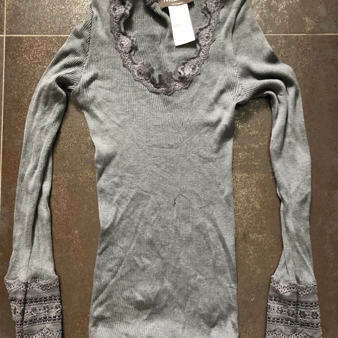 Topp rosemunde askgrå storlek M 