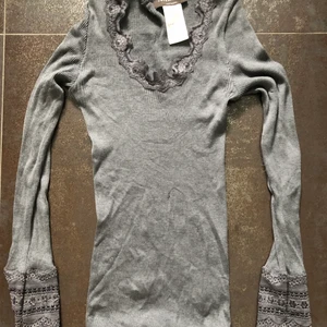 Topp rosemunde askgrå storlek M  - Sååå fin ribbstockad topp i 70 procent silke, äkta rosemunde. Nyskick🌹