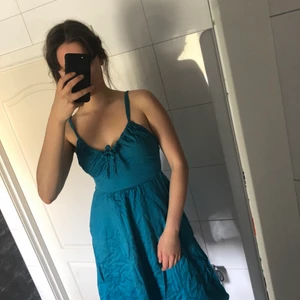 Sommarklänning klänning blå turkos S XS - Fin knälång sommarklänning i en turkos/blå färg - perfekt till solbrännan! Storleken är en XS, eller en liten S💗