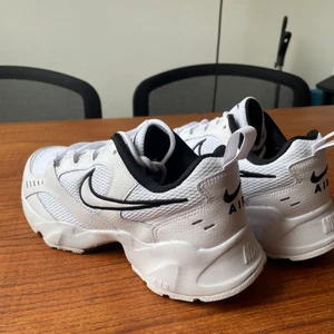 Nike skor - Väldigt fräscha och stilrena skor från Nike. Säljer pga fel strl. Mycket bra skick. 300kr+frakt🌞🍒