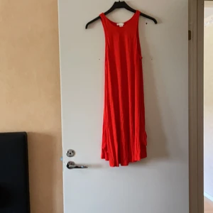 Klänning  - Den är aldrig använda 