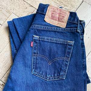Jättefina Levis jeans i modellen 505. Säljer då de är för små för mig men borde passa någon som är runt 160-168. 