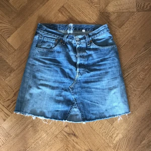 Jeanskjol - Levis jeanskjol som tyvärr blivit lite liten. Står att det är midja 28 men skulle säga att den passar 26/27/28. Köpare står för frakt ☺️