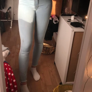 Ljusblåa jeans - Ett par ljusblåa jeans som sitter tajt. Är i storlek M men passar också S. 