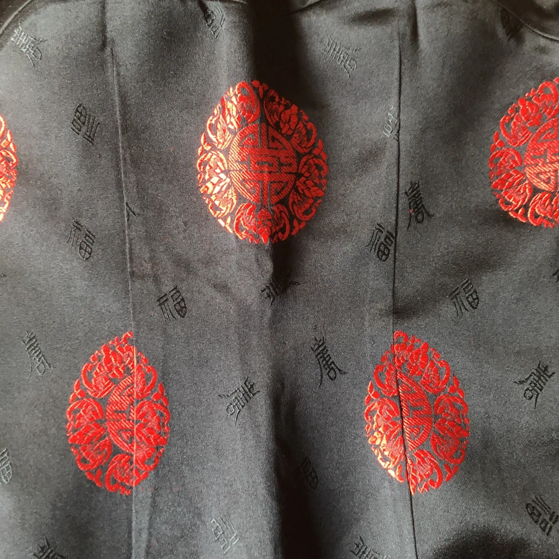 Svart ärmlös klänning med rött mönster  - 91