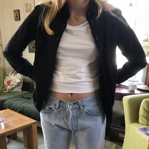 Svart skjorta i nyskick  - Jättefin står strlk 38 men passar snarare xs/s