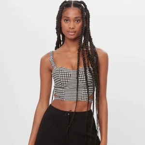 korsett topp  - En helt ny jättefin topp från Bershka. Den passade inte mig därför vill jag sälja den. 