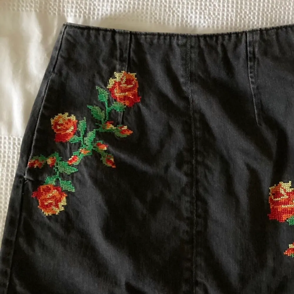 Top shop black denim skirt with embroidered red flowers. Storlk 8🧊. Skjortor.