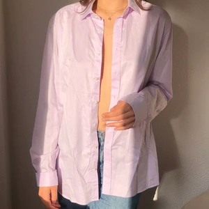 Skjorta  - Skjorta i en superfin ljuslila färg. Bra skick! Jag är en M, ganska lång, så skulle säga att denna är en oversized M/L. 💜