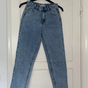 Pull and bear jeans - Blåa pull and bear jeans, mom jeans modell med snygg tvätt. Oanvänt skick.