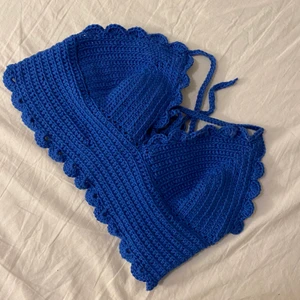 Virkad topp - En virkad topp som är skit snygg nu till sommaren. Storlek XS-M då den är justerbar i ryggen. Den är i 100% bomull vilket gör så att den är väldigt luftig. Säljer igen då det var en oseriös köpare (Har gjort toppen själv)