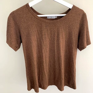 T-shirt med ”öppen” rygg  - T-shirt i varmt brunmelerad med snitt i ryggen. Står att märket är Light Before Dark men köpt på UO. Frakt ingår inte men kan diskuteras, och kan mötas upp i Stockholmsområdet!