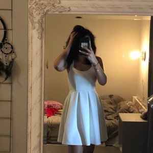 Söt studentklänning - Klänning som blivit använd 1 gång. Inga fläckar och inget slitage på materialet. Skönt och stretchigt material. Sitter som på bilderna på mig som är 163 cm! Skriv för fler bilder 🥰