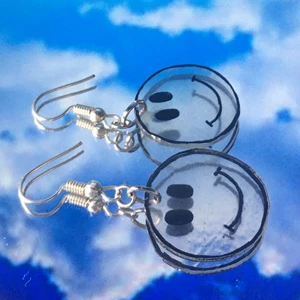 Smileysörhängen - Örhängen med smileys gjorda av krympplast