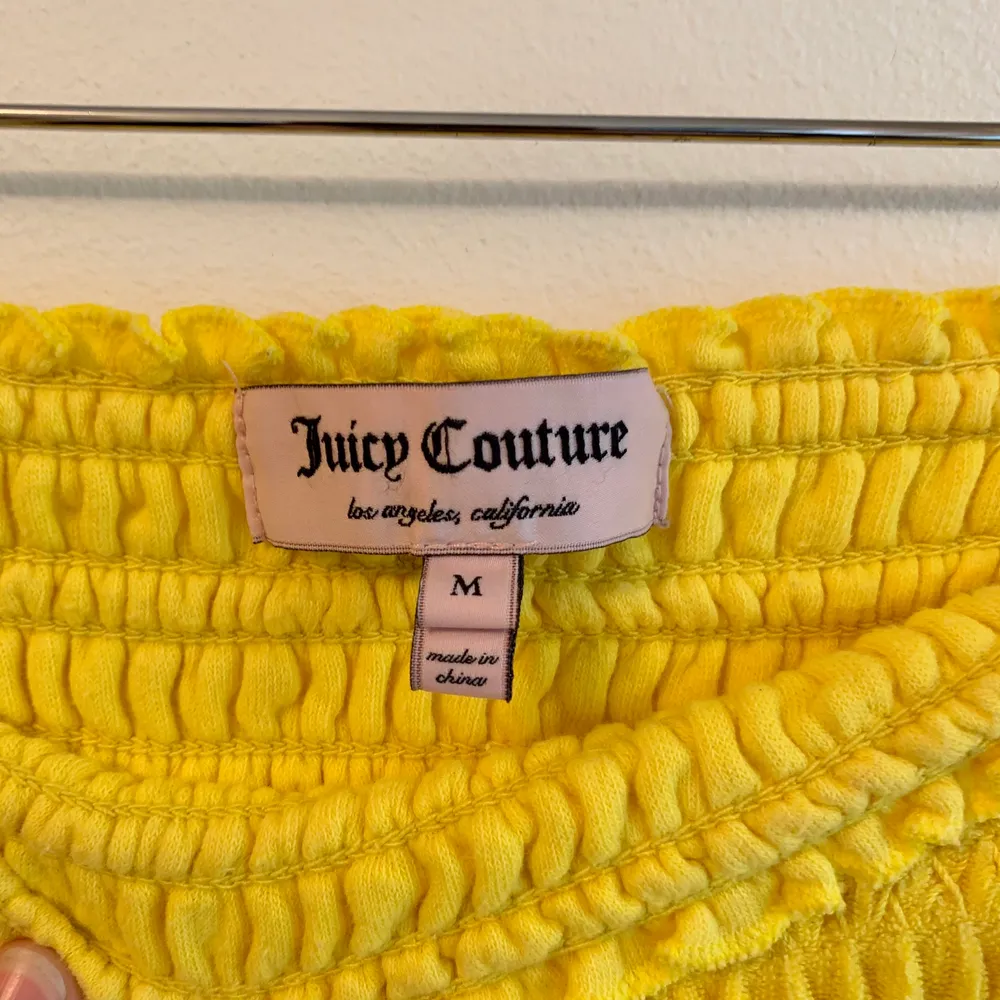 🌻 Super söt 🌻 Juicy Couture Gul Tub Klänning 🌺 Storlek Medium (typ en 38) - säljer för den tyvärr är för stor för mig 😭 Knappt använd alls . Klänningar.