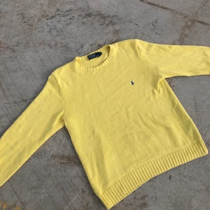 RALPH LAUREN SWEATSHIRT!! 🌱🌱 - Säljer denna Polo Ralph Lauren tröjan som är i bra skick. Det är några små defekter där till exempel tagen har släppt lite samt att den är sliten på några ställen, inget som stör tröjan dock och det är bara att skriva så får du bild på det. Tröjan är M men skulle säga att den även passar något större. Passar riktigt najs nu till Em också i sommar. Det är bara att skriva om du undrar något! 🌱💛💙