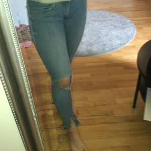 Slitna jeans - Väl använda, men i bra skick! Snygga slitningar och snygg färg! Sitter väldigt bra.
