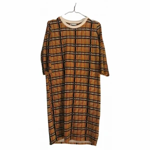 Zara dress - Dress knee-length dress with 3-quarters sleeves. Figure hugging around the waist, very stretchy and comfortable. Material is knit-like with knitted white collar. Size is M. Works great with a belt also! Perfect condition, no signs of wear.