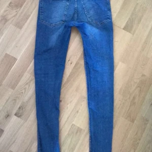 Blåa skinny jeans - Vanliga blåa skinny jeans har andväns, storlek M 🥰