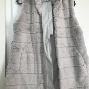 Päls väst  - Riktigt fint päls väst,i ljusgrå färg och är oanvänd💕