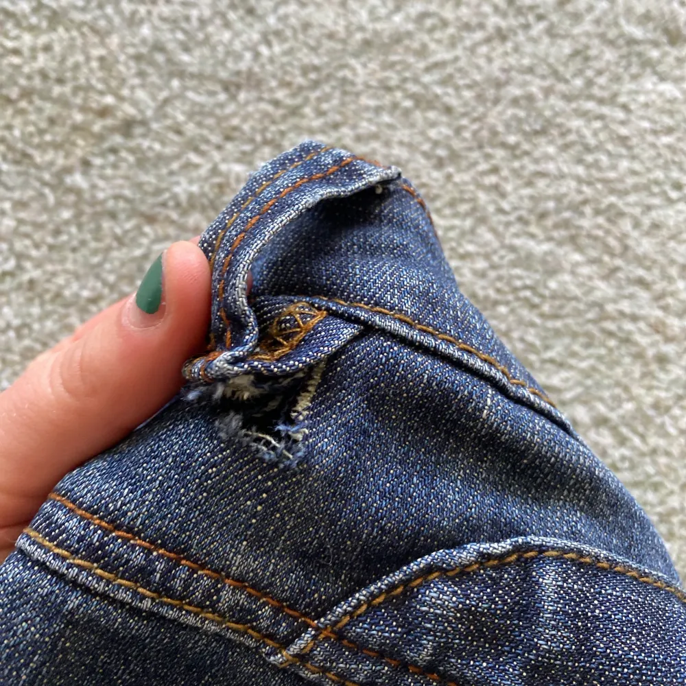 Säljer dessa jättesnygga vintage jeans då de är för små för mig tyvärr. Jeansen är från G-star raw i modellen 3301. Skit snygga i bak och är lågmidjade vilket är väldigt trendigt😆 storleken är 27 men skulle säga att de är mer 24. Skriv till mig om ni är intresserade💕 obs ett hål vid hällan. Jeans & Byxor.