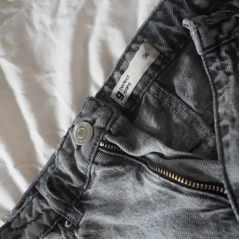 Storlek 36🌙 mom passform i grå stentvätt. Vid köp skickar jag ditt nya plagg samma dag🌞. Jeans & Byxor.