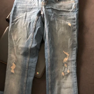 Jeans  - Blåa tighta jeans med hål, används några få gånger i storlek S, går o styla lätt med 💙