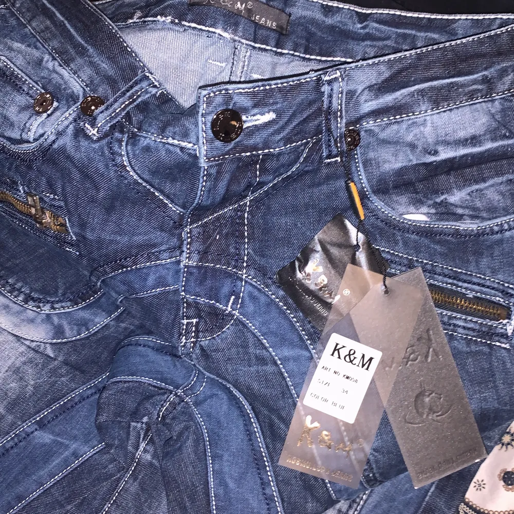helt nya kosmo lupo jeans, för atora för mig så säljer de istället:) Storlek: 34. Jeans & Byxor.