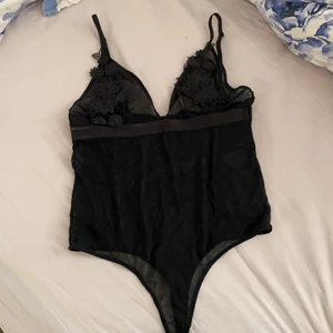 Mesh Body svart från YAS - JÄTTE fin body ”string” modell så inga fula linjer i byxorna. Storlek L men passar small-large. Har settat bra på mig som själv är en small 