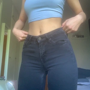 Skinny jeans - Svarta skinny jeans(crocker) från JC som inte längre finns kvar. Jättebra kvalite. Dem skrynklar inte och blir inte mindre tajt efter användning. Passformen håller sig detsamma hela tiden som jeans efter man tvättat dem. Original pris var runt 500kr då de köptes på rea. Jag är 160 cm lång.