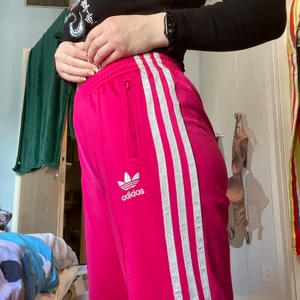 adidasbyxor rosa - riktigt fräna rosa adidasbyxor, jättesköna och sjukt snygga. lite för långa för mig på 154cm. budgivning pågår