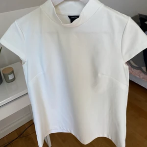 Topp - Vit topp från Lindex i storlek small 