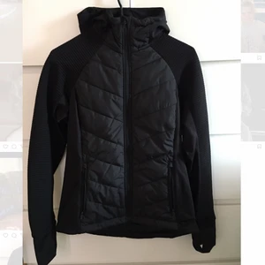 Jacka  - En fin sport/vår jacka i stl S. Helt ny. Nypris 400kr mitt pris 200kr+frakt110kr 