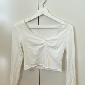 Långärmad tröja från Shein - En oanvänd vit långärmad tröja från Shein i stl. xs men stor i storleken så passar nog S också. Helt oanvänd, jag säljer den då den är lite för lång i ärmarna och inte kommer till användning. Vid flera intresserade, buda i kommentarerna.        Frakt ingår inte