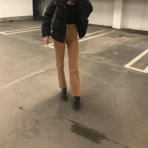 Camel Jeans Weekday - Säljer dessa fina jeans från weekday eftersom dom är för små. Dom är i färg Camel som inte längre finns i butik och är i storlek 24/32. Som referens är jag runt 170. Finns inget slit och har bara använts fåtal gånger! 💞