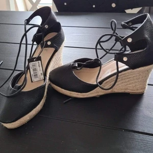 Skor strl 36 - Helt nya skor I strl 36 prislapp kvar , 